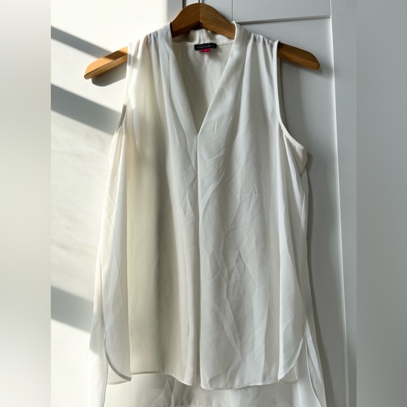 VINCE CAMUTO Women's Sleeveless V-neck Blouse size Small - Picture 1 of 9